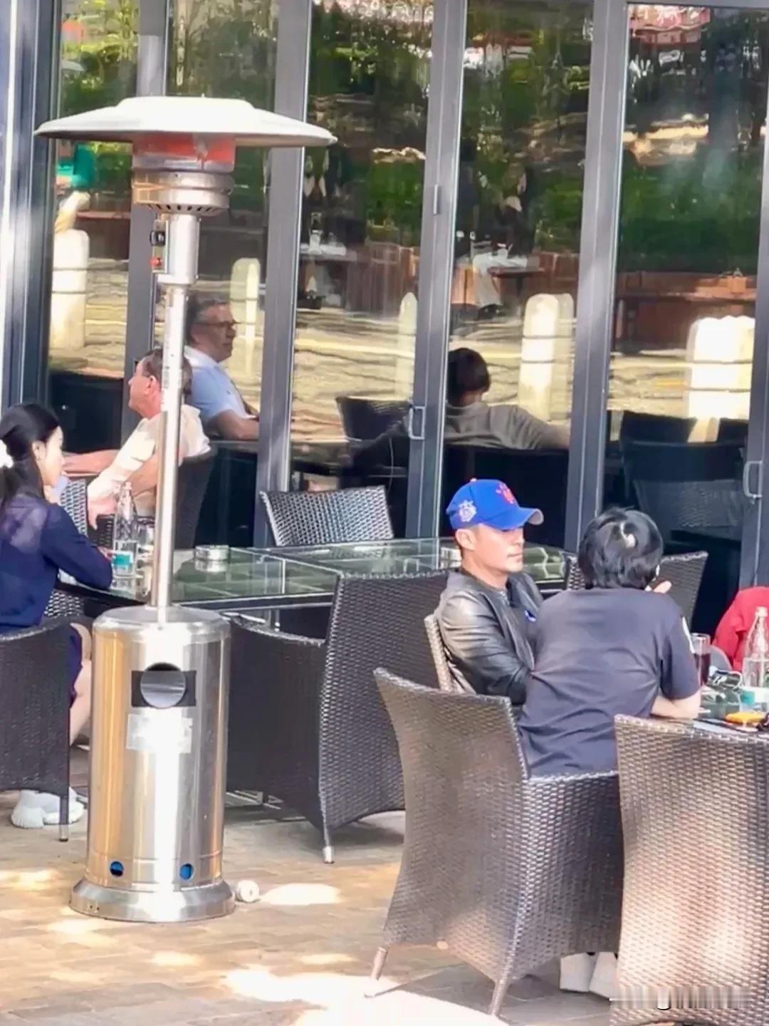 霍建华现身香港与朋友聚餐，这哥们真的是够低调的，永远都是出现在粉丝的路拍里。他