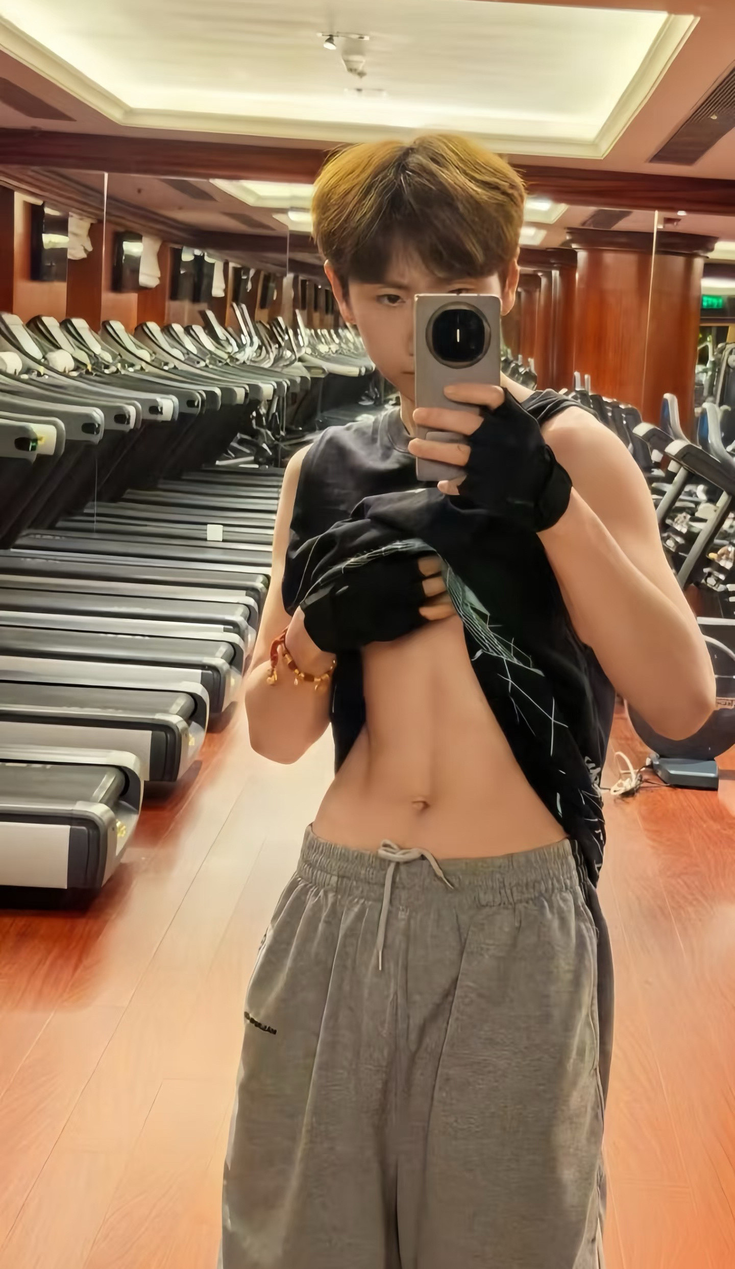 汪苏泷咱大大方方的汪苏泷露一次腹肌被无数次公开处刑，周兴哲说汪苏泷最爱露，让他