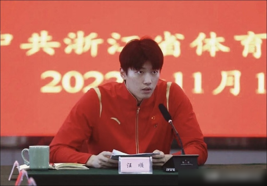 汪顺被17岁奥运冠军当面喊姐夫，他没接话，反手送了个泳帽。名古屋亚运赛后采访，陈妤颉对着镜头直接来了