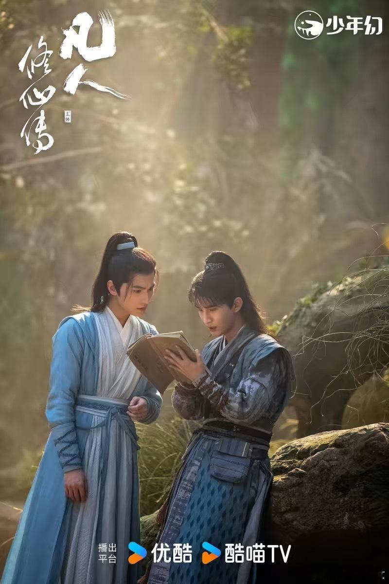 杨洋杨洋衣服扯开是灰秋衣笑不活了，杨洋的衣服扯开里面是灰秋衣，也是很注意