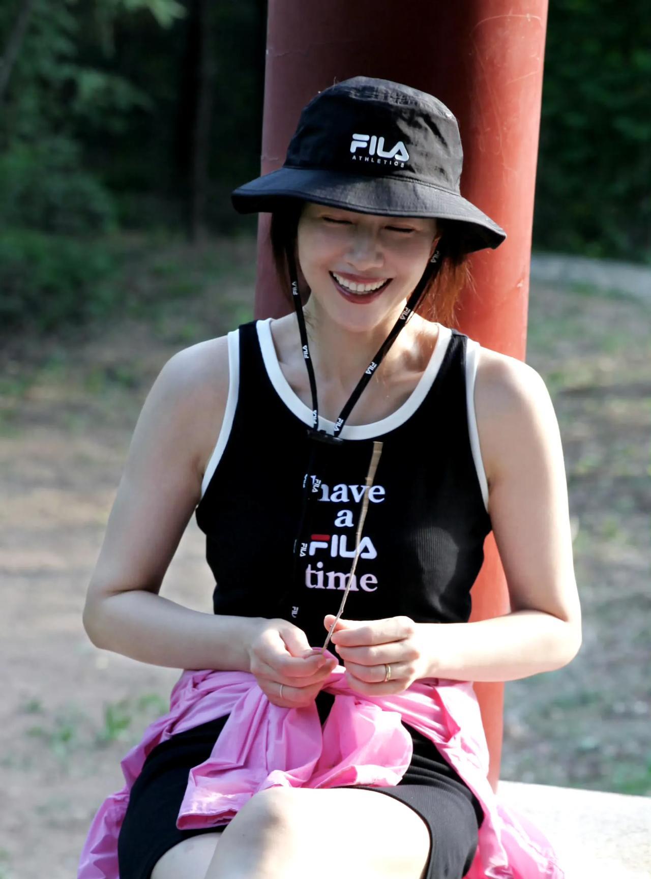 国民女神这是想当健美小姐吗？感觉怎么突然间壮硕了许多，肩膀好宽，快赶上老爷们的肩