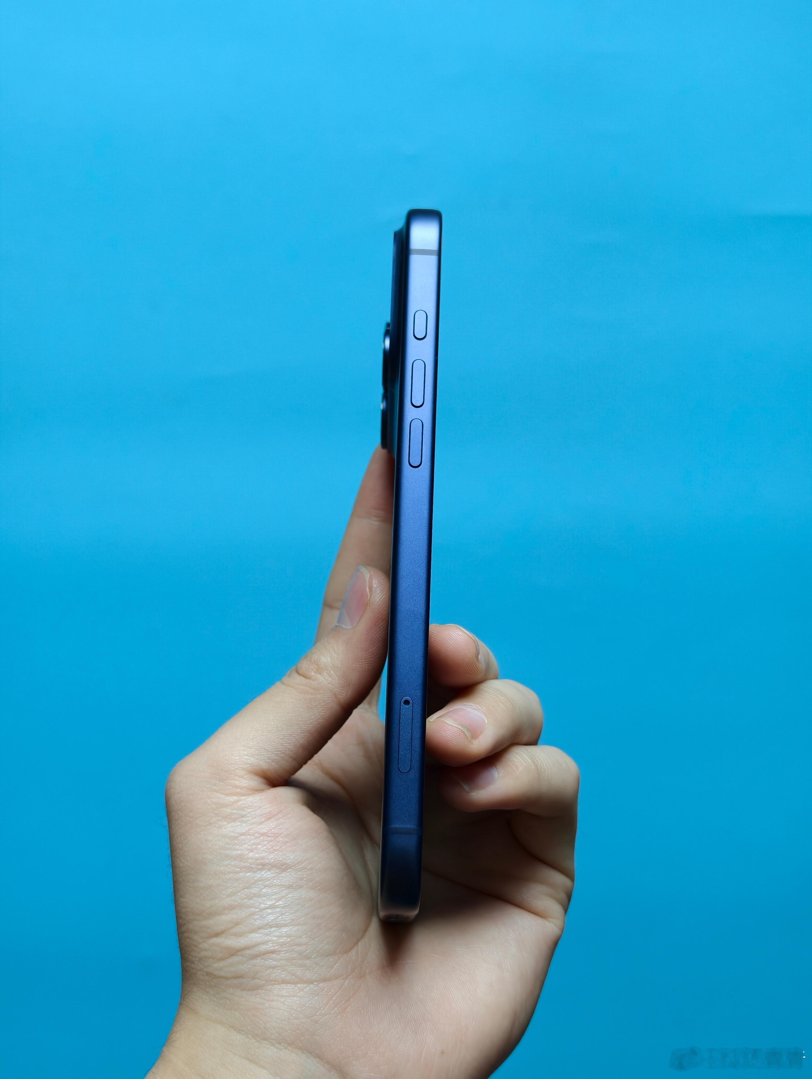 很多人兜兜转转最后还是会选iPhone，主要还是它用着确实省心，虽然说续航和影像