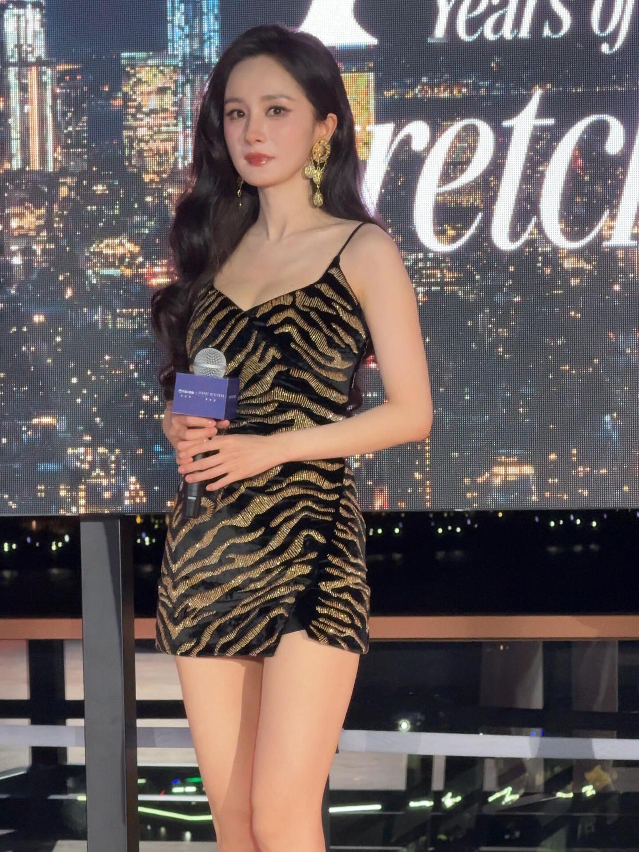 杨幂走路好拉风，辣妈更是辣妹，谁能想到她马上40了，真的还以为是没结婚的姑娘！