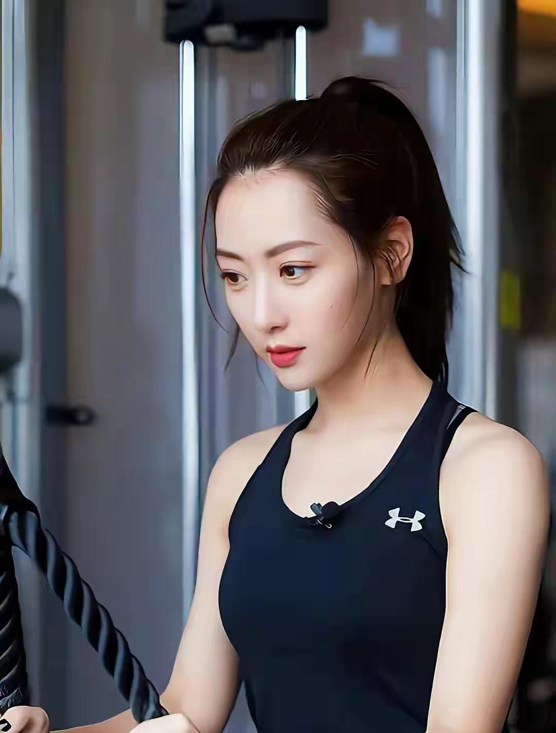 白冰长得真的是那种古装女神，特别是演的萧媚娘那个角色应该是她最美的一个电视剧了，