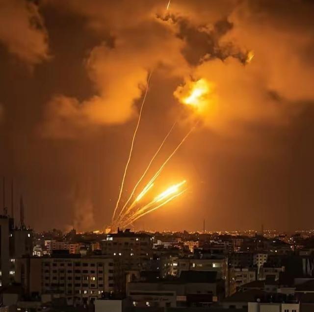 以色列终于承认怕了。我们发现没有，以色列当初在空袭伊朗时候，很嚣张，根本没把他当