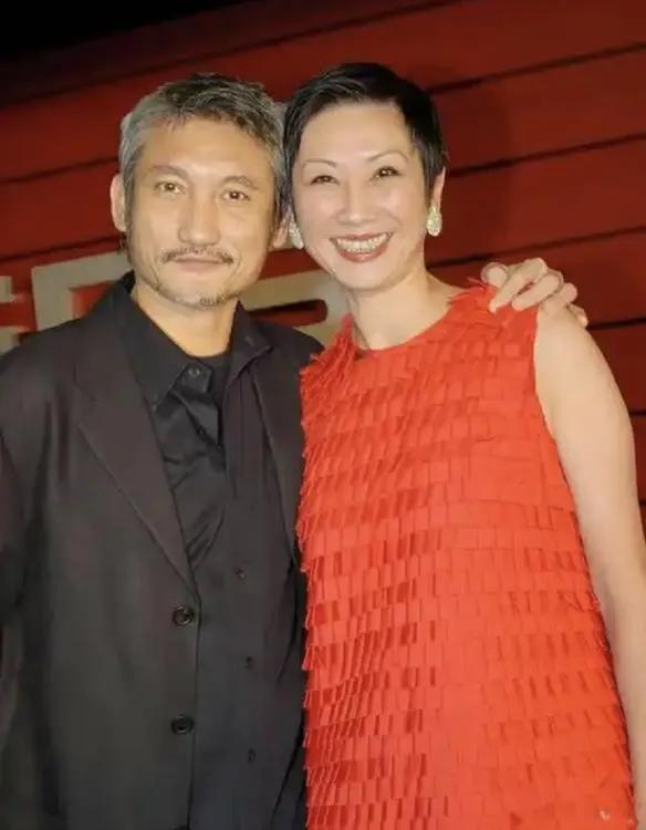 施南生是何等的冰雪聪明。当媒体问她“老公和女助理那点事儿”时，施南生回了句：他