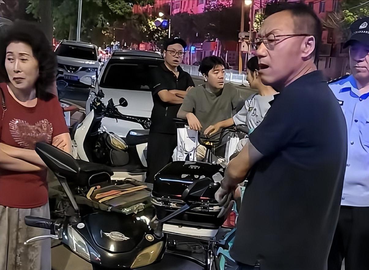 辽宁沈阳，一位大妈骑着电动车，搭载着一名老大爷，穿越人行道的时候，撞到正在过马路