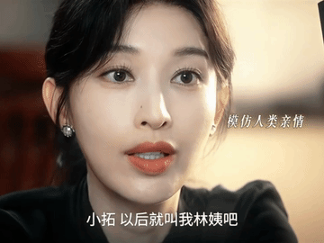 张俪用微表情拿捏蛇系反派，光影变幻中，她嘴角轻勾的笑意带着压迫感，神级运镜放大每