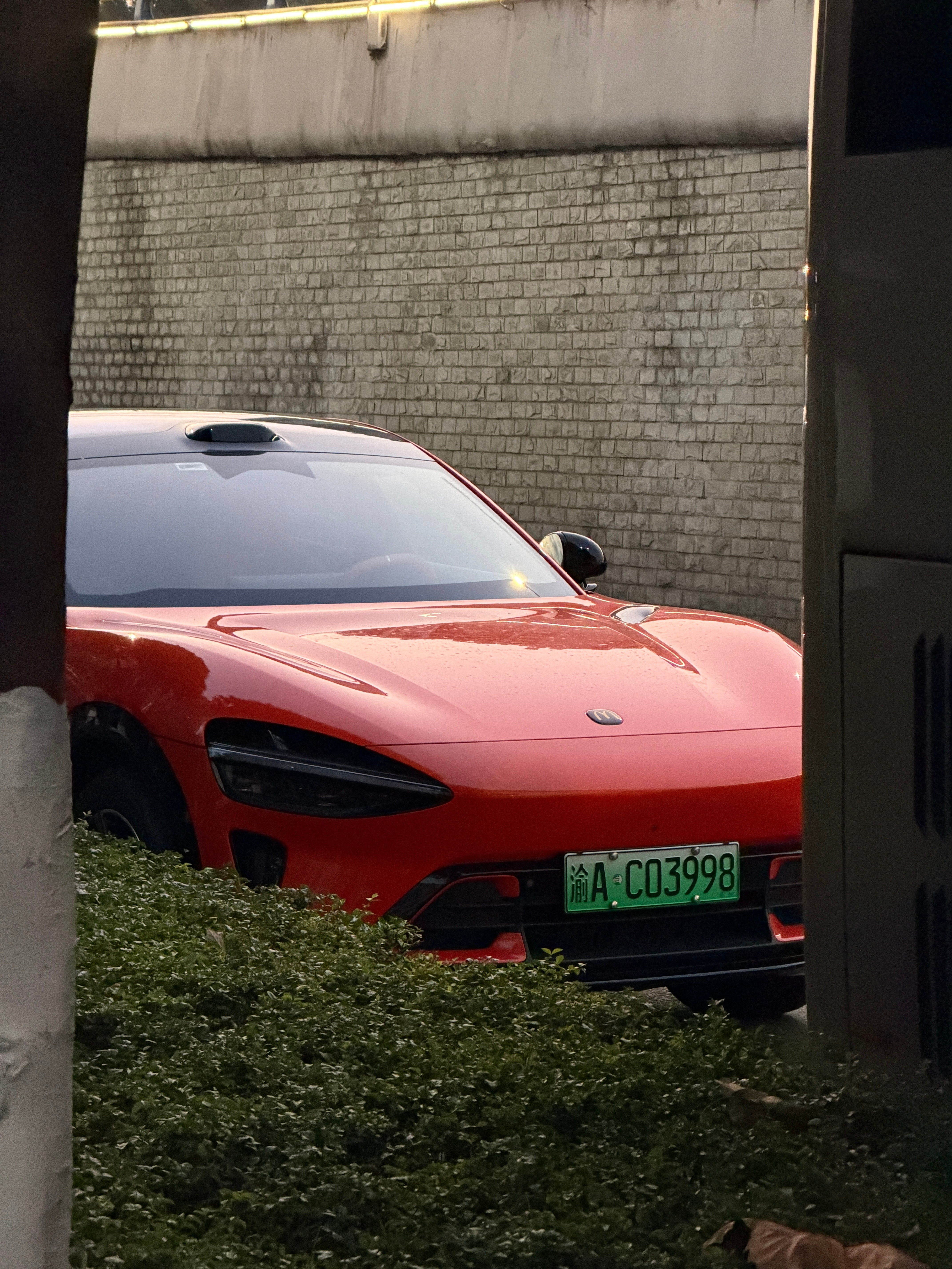 谁的麦当劳汽车、傍晚余晖的照耀下车漆闪闪发亮