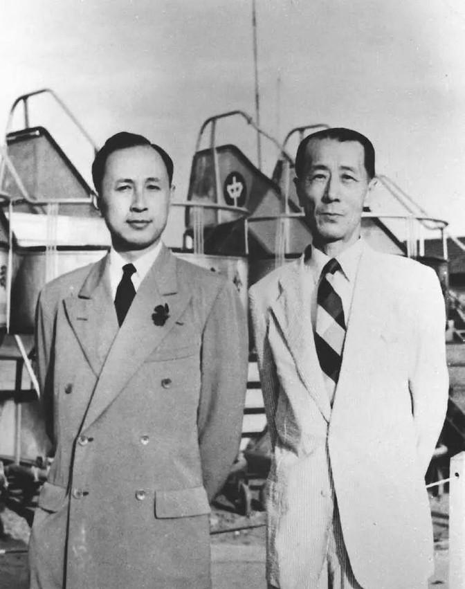 1947年，上海龙华机场，一别祖国12年的钱学森走下舷梯，好友范绪箕专程从杭州赶