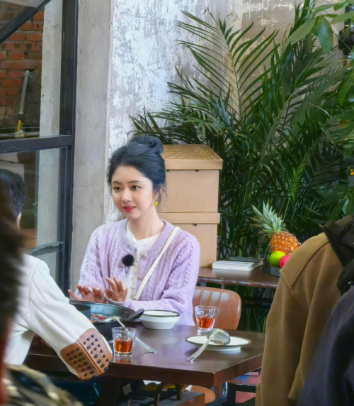 谭松韵回四川也要走亲戚她回老家的穿搭也好美而且她现在看起来很年轻一点变化都没