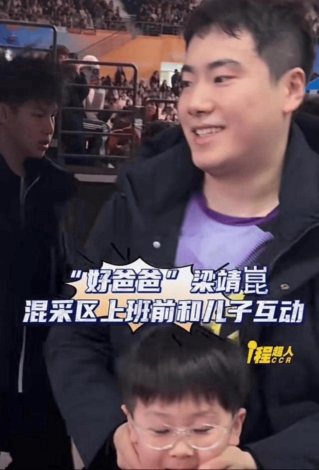 梁靖崑儿子全场最燃乒超赛场最戳人的一幕来了！梁靖崑两个儿子全程守在观众席，扯着稚