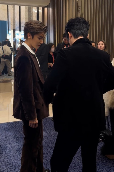 王以纶搂完刘宇宁搂侯明昊尖叫之夜后台这一幕直接把我惊到！王以纶前脚刚和刘宇宁搂