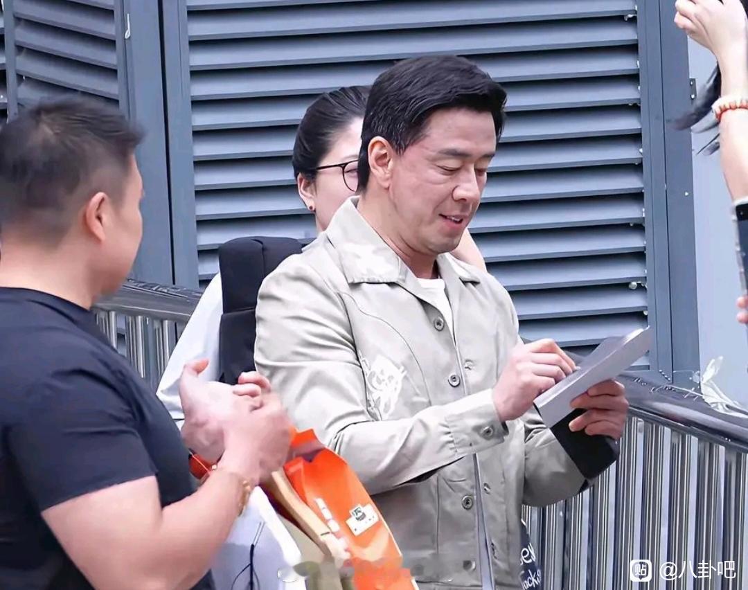 杨坤，变的不敢认了！有网友晒出了偶遇杨坤的照片，好久不见的他，外形变化真的太大了
