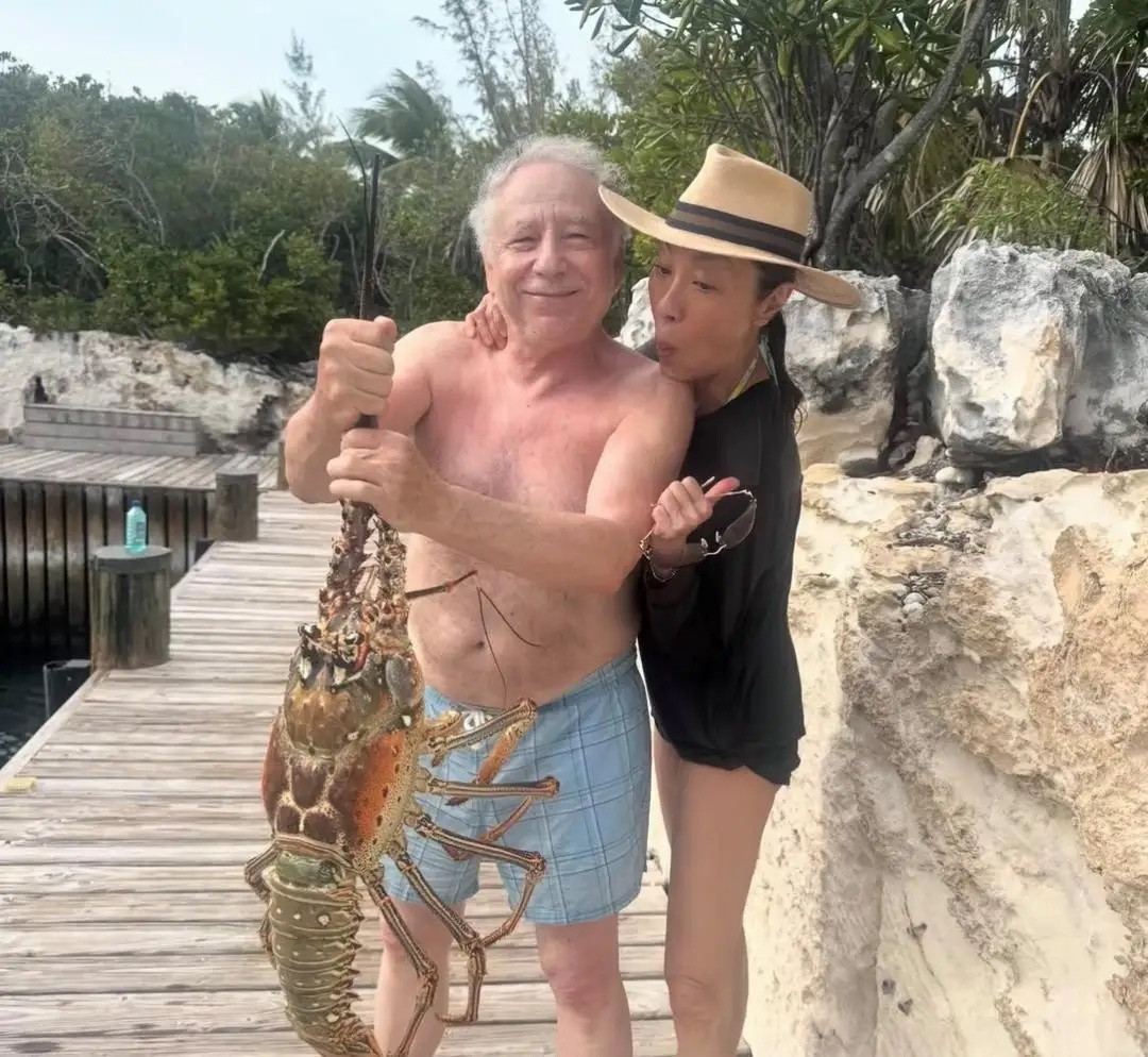 杨紫琼和富商老公到海边度假，夫妻俩一起吊大虾，好浪漫，虽然他们慢慢老去，但他们心