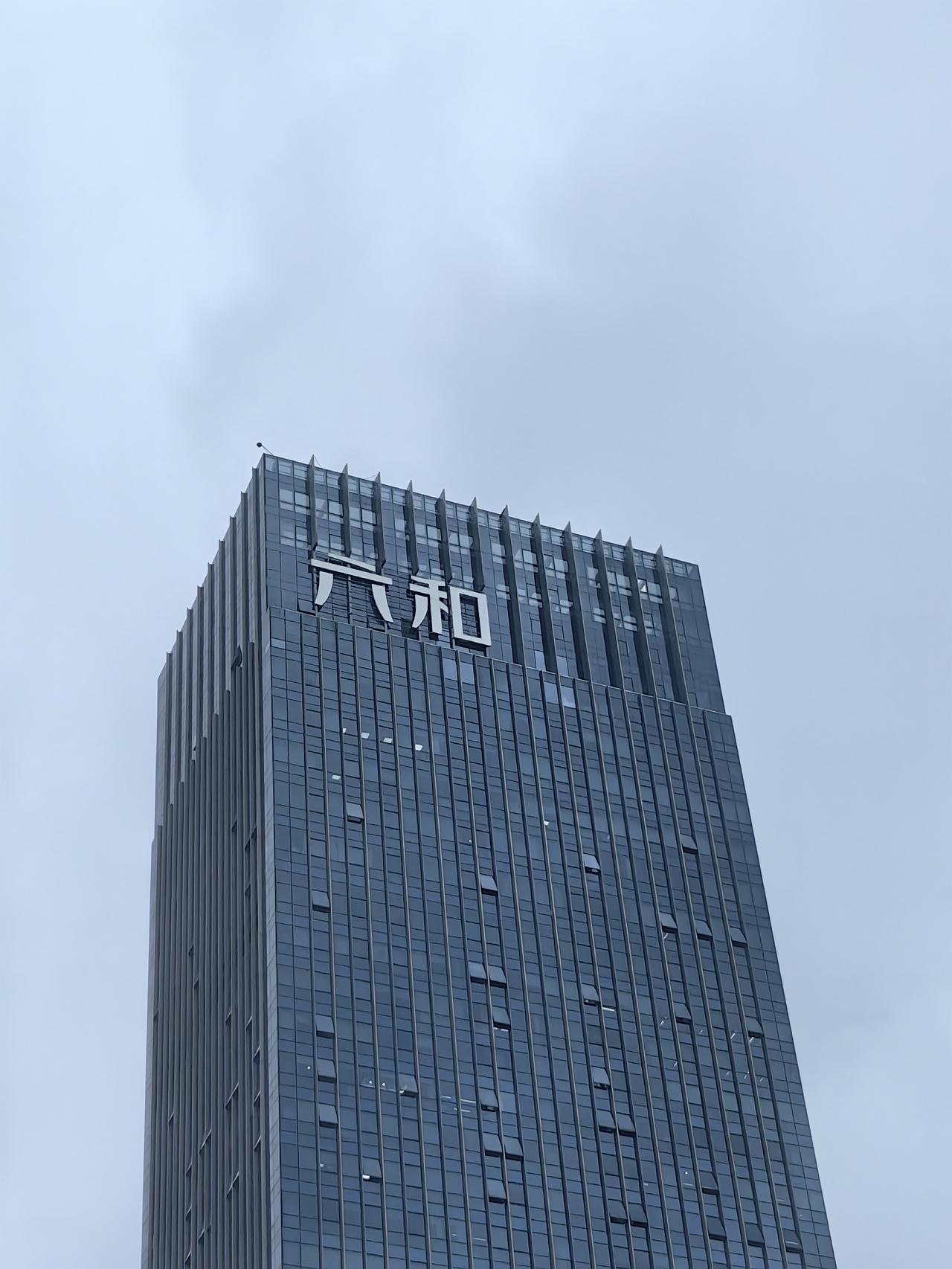 2019年，某新能源汽车零部件企业负债2亿，账上现金不到100万，供应商堵门、工