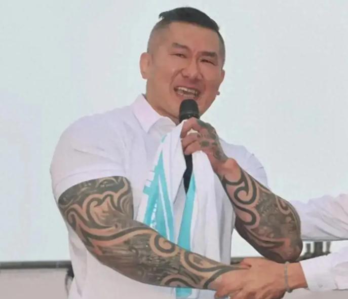 馆长卖惨后机会来了他嘴上说着不带货不圈钱，转头就接了个代言。粉丝涨得