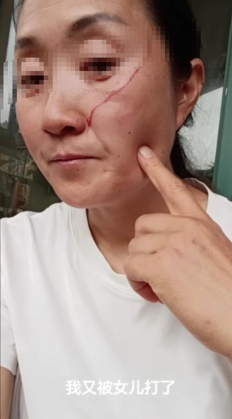 一言难尽！一位妈妈在网上哭诉。高考刚结束，中午她做了饭，把睡觉的女儿吵醒了。孩子