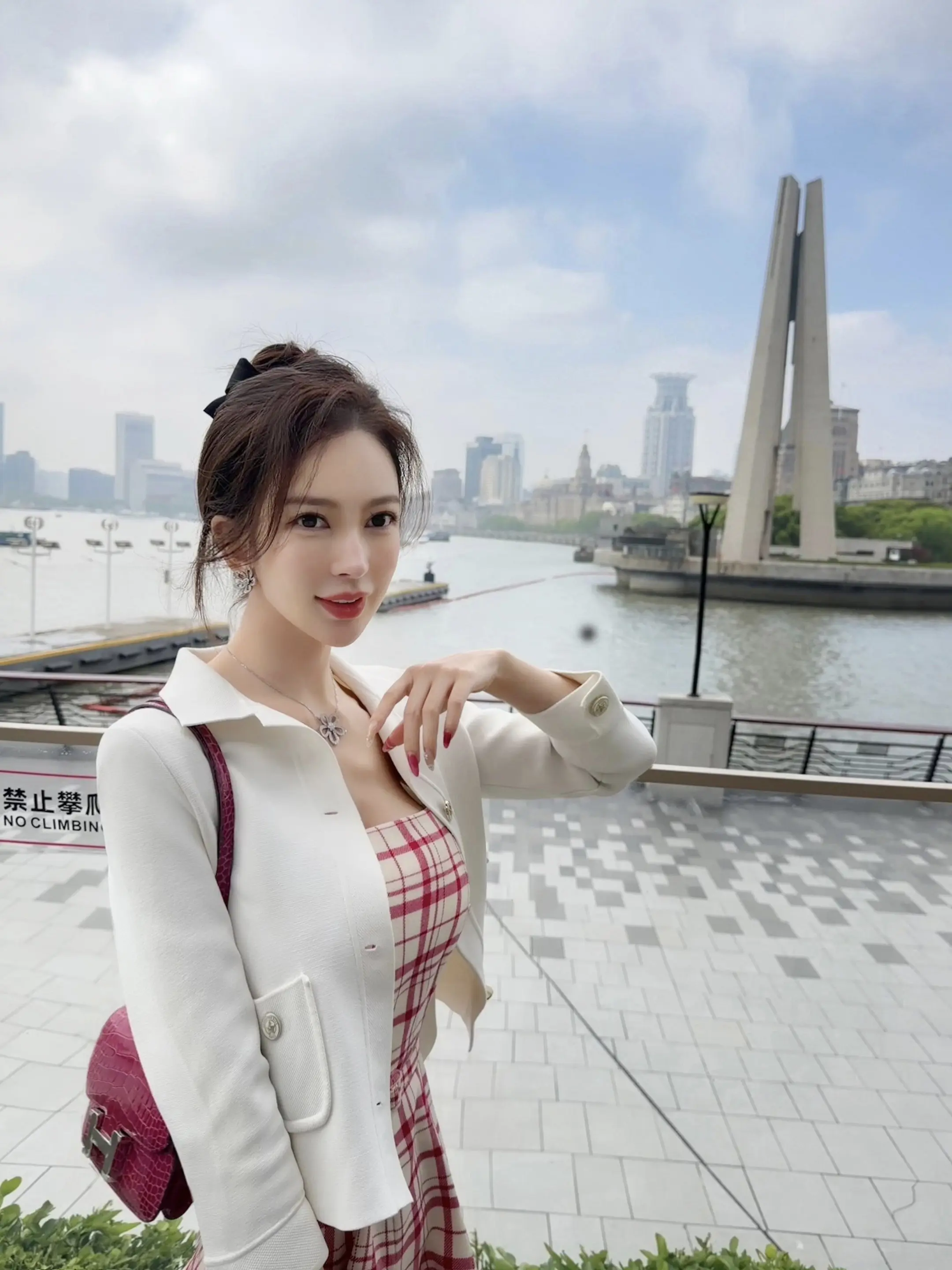 阴天的外滩，江雾把陆家嘴的轮廓晕成了默片里的背景板，时间在这里慢了半拍...