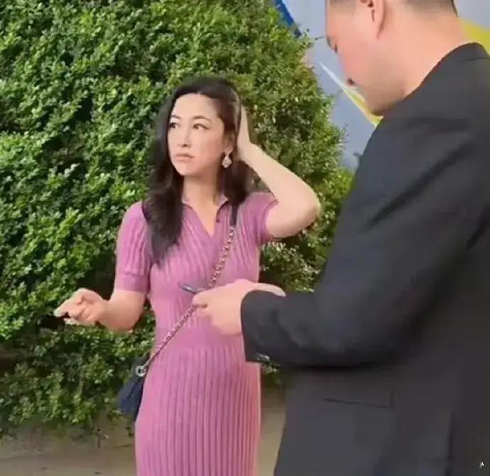 朱珠虽然40岁了身体已经发福，但还是能看出素颜还是挺耐看的