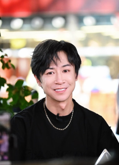 董璇的二婚老公原来是他，张维伊，很优秀的一位喜剧演员，和这样的男人在一起，生活中