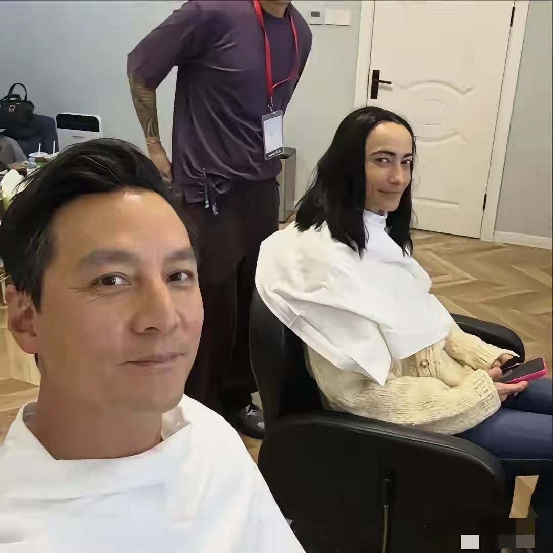 还是老人眼光毒，婆婆看着吴彦祖老婆说：别看她在笑，她过得肯定不幸福。