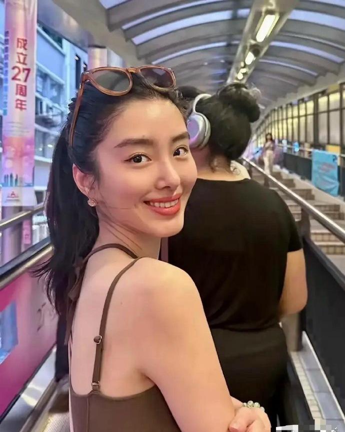 有人好奇为啥富二代不介意杨采钰的过往，仍选择和她相伴。在我看来，女方以前在内