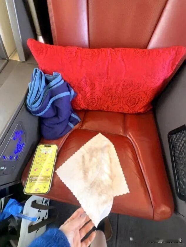 高铁商务座用湿纸巾一擦全是黑印？网友质疑清洁度，官方回应来了！近日，有网友在社