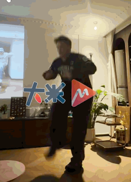 言传不如身教！山东济南，一男子原本体重高达207斤。6岁的女儿报了舞蹈课却极度排