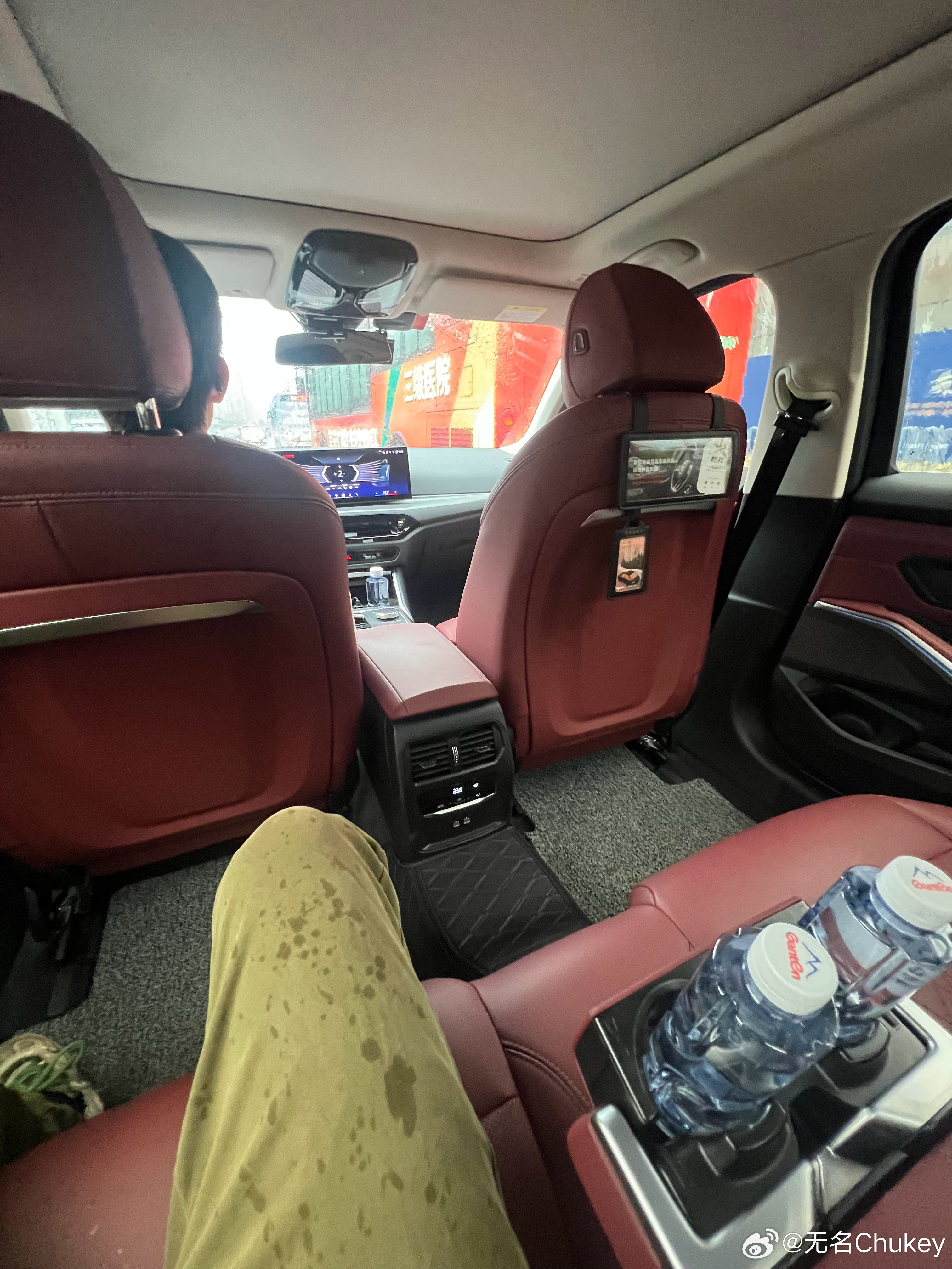 每次开或者坐宝马i3，都感慨i3真香。i3日常驾驶的质感比3系舒服。我开330多