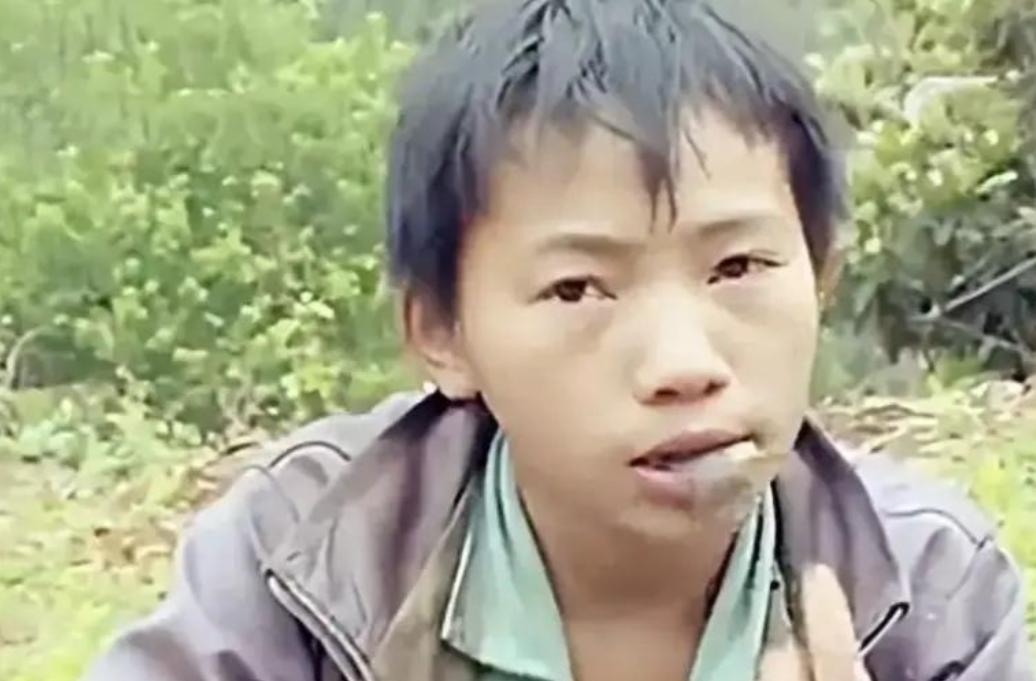 广西6岁男孩，父亲意外去世，母亲抛弃他带着弟弟离开，为了生存，他挖野菜、采野果，
