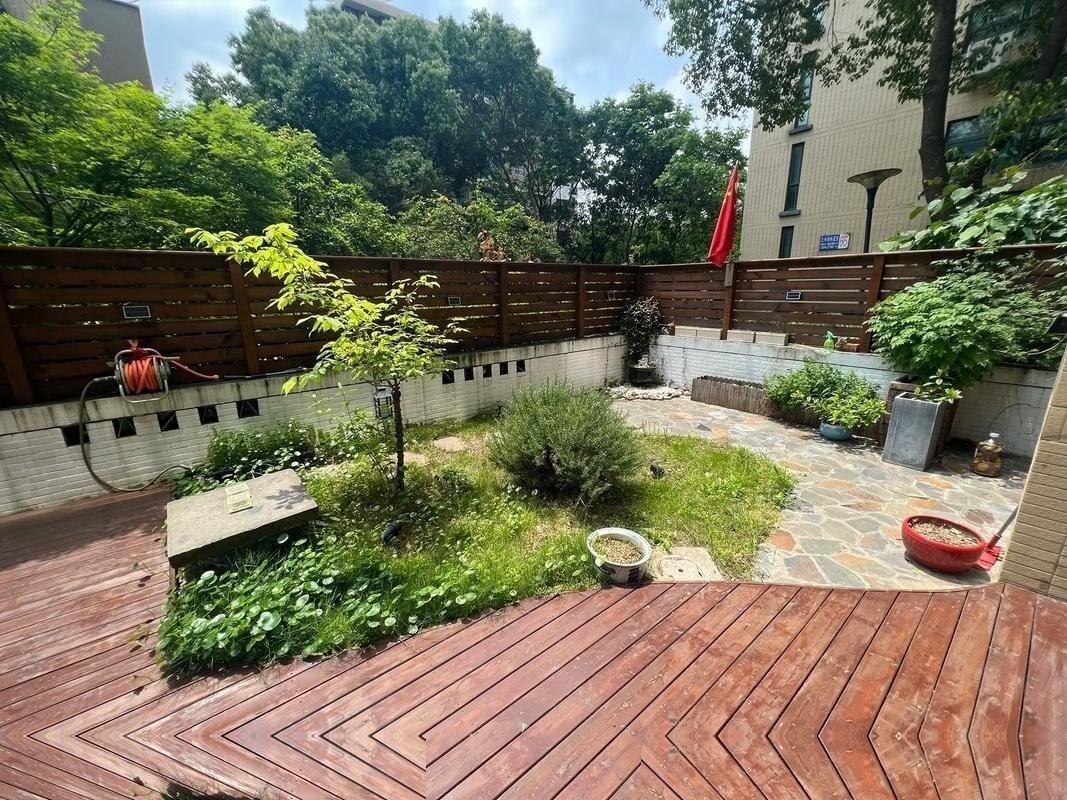 千万不要买一楼带院子的房子。有的人全款42万拿下一套一楼带院的，住了不到三年，上