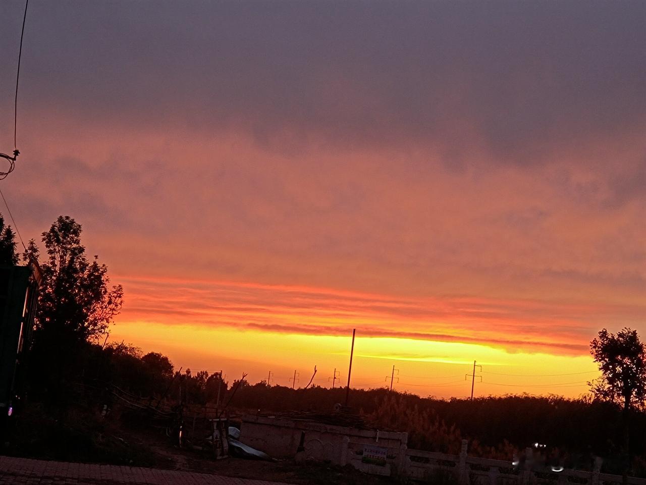 昨天周末，去公园闲逛，碰到一个初中同学，无意闲聊中，才发现我竟然远远落后与人家。