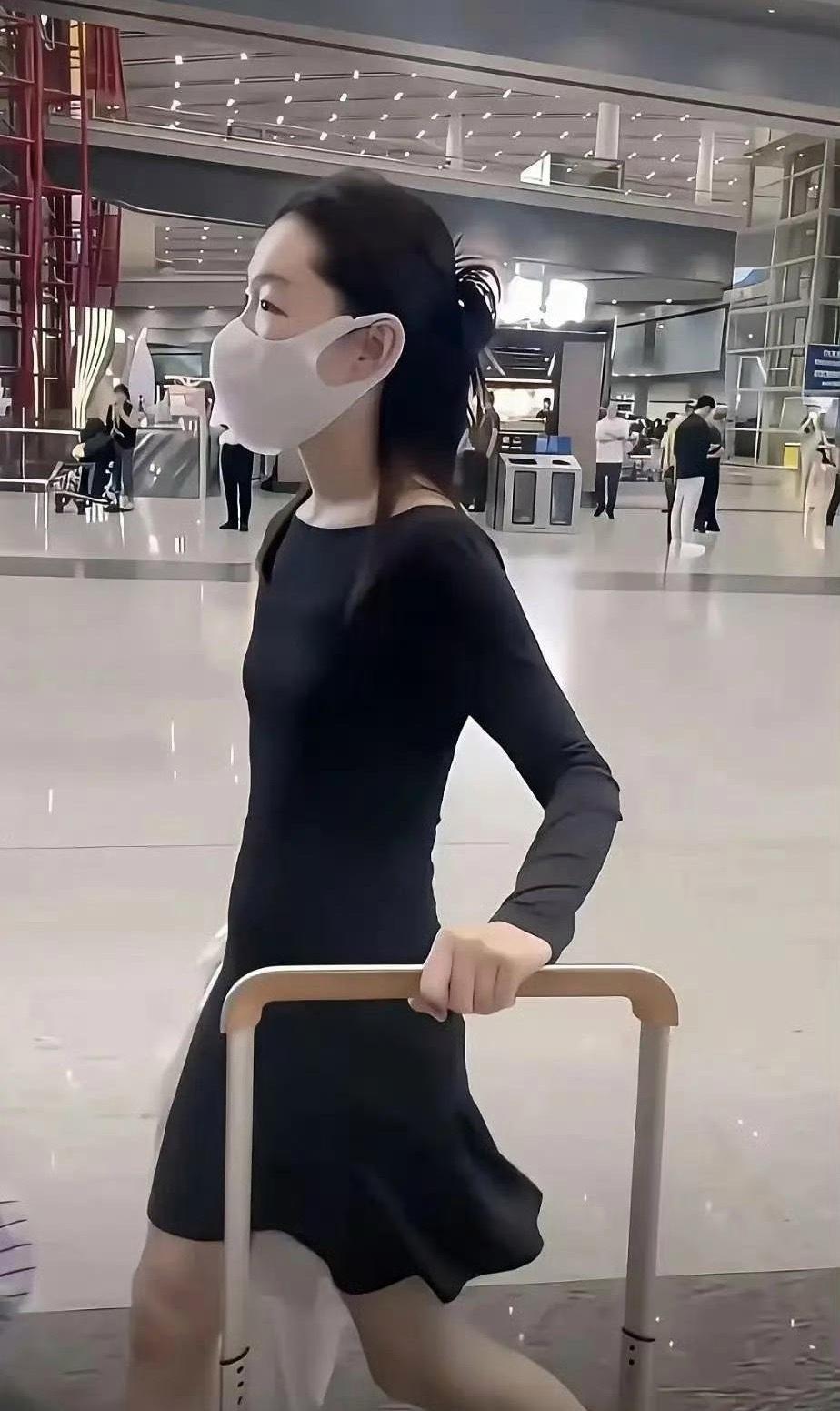 网友在机场偶遇了周冬雨，真的是很瘦啊，三十多岁的她看着好像小孩子，真“少女”身材