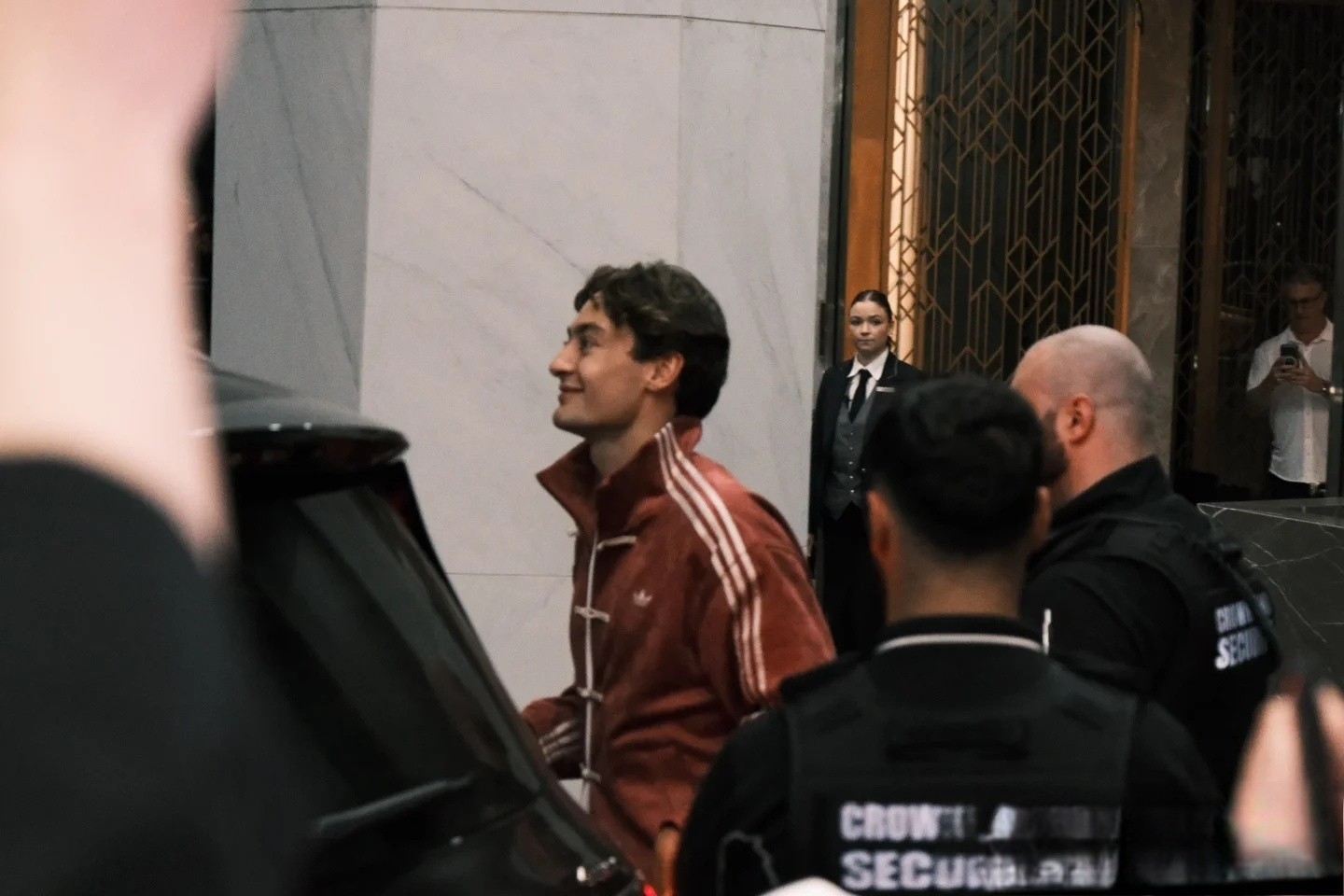 拉塞尔穿新中式亮相外滩入乡随俗，中式亮相