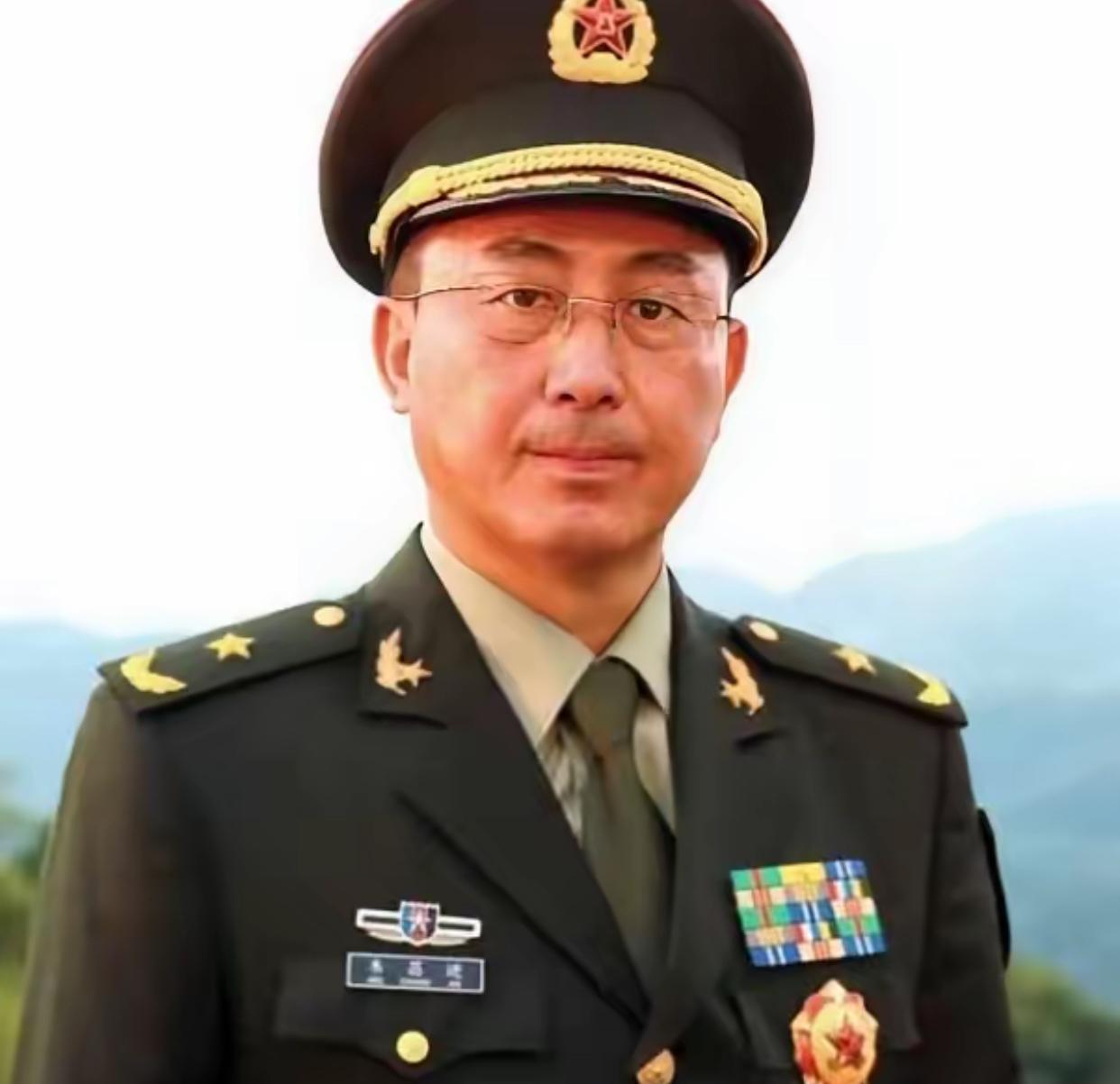 1985年，老山战场上，20岁小战士被炸伤，眼看敌人正冲过来。他丢下枪，匍匐爬去
