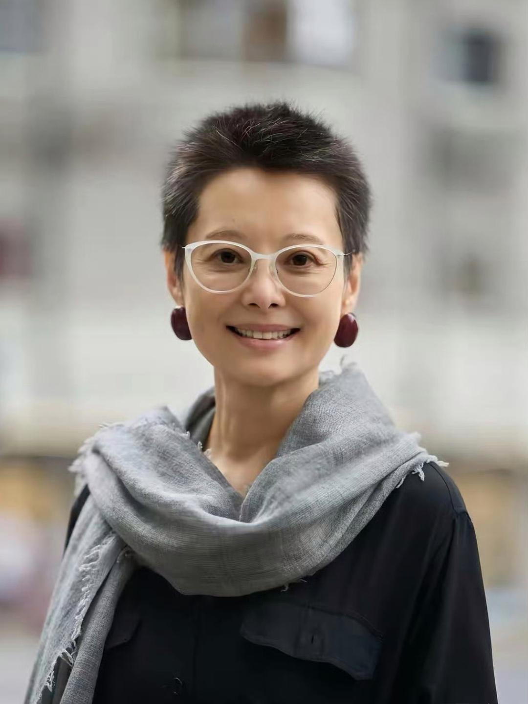 袁立：人一旦瘦下来，奥黛丽赫本的气质就藏不住了​​​