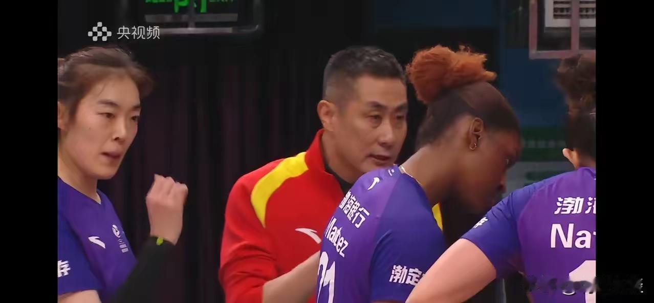 天津女排客场挑战山东女排，在先赢一局的情况下被对手连赢三局逆转，不得不说真的很遗