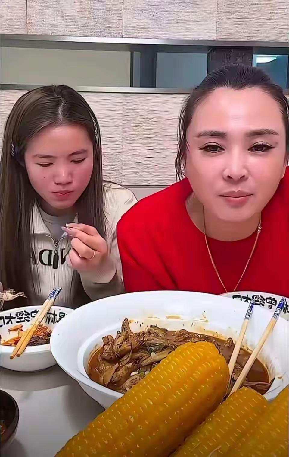 晋妈与李勒优有一点别扭，但不是网络上传的，恩断义绝，老死不相往来，你嘲讽我，我讥