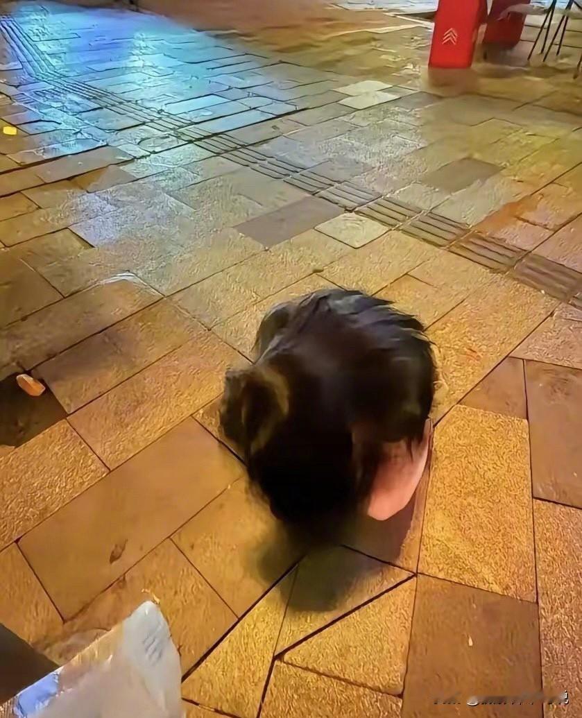 看看这张诡异的照片，我敢打包票百分之十九十九点九九的人都会看错。干了二十多年的摄