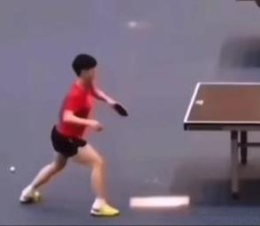 哥姐可真会玩!在一次训练莎莎尝试用左手打球,头哥也曾经尝试过右手握拍打球。用不习