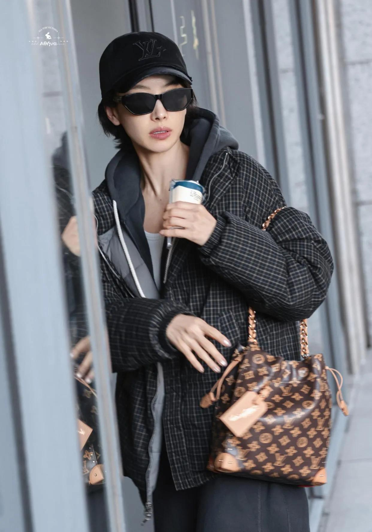 宋茜短发杀疯了！黑风衣配领结，内娱大女主天花板😎这气场谁能扛得住？又酷又