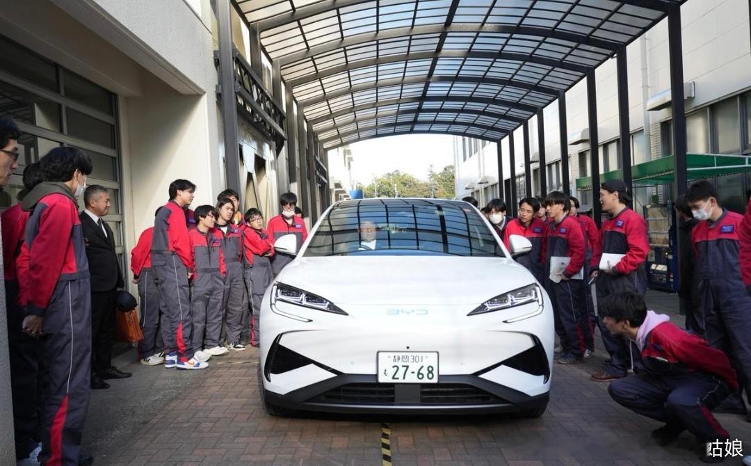 🇨🇳比亚迪在日本，格局直接拉满！万万没想到，比亚迪不仅把车卖到了日本，还直接