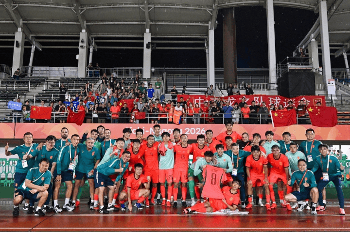 暖心, U23国足赛后大合影举起了因伤缺席的李镇全的球衣