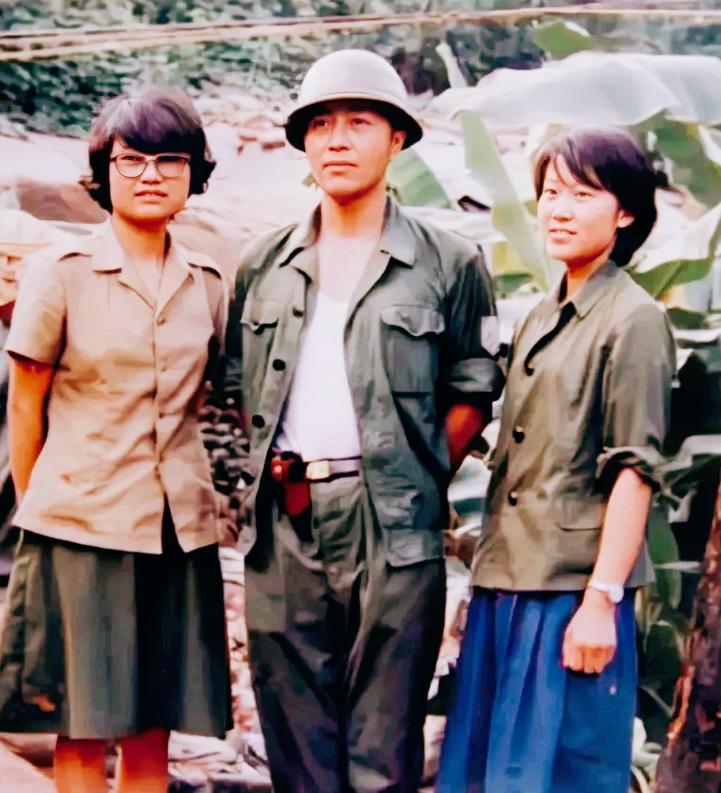 1987年，老山前线，时任27军79师235团团长秦天，和两位战地医护刘亚玲、赵
