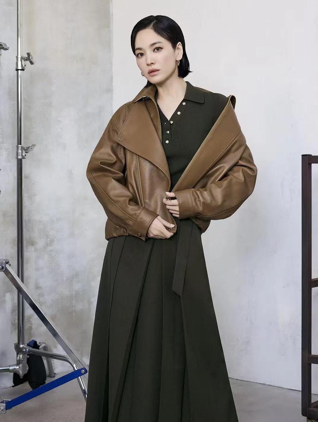 宋慧乔的短发新造型，气场全开！✨43岁的宋慧乔剪了短发，气质变得更加干练飒