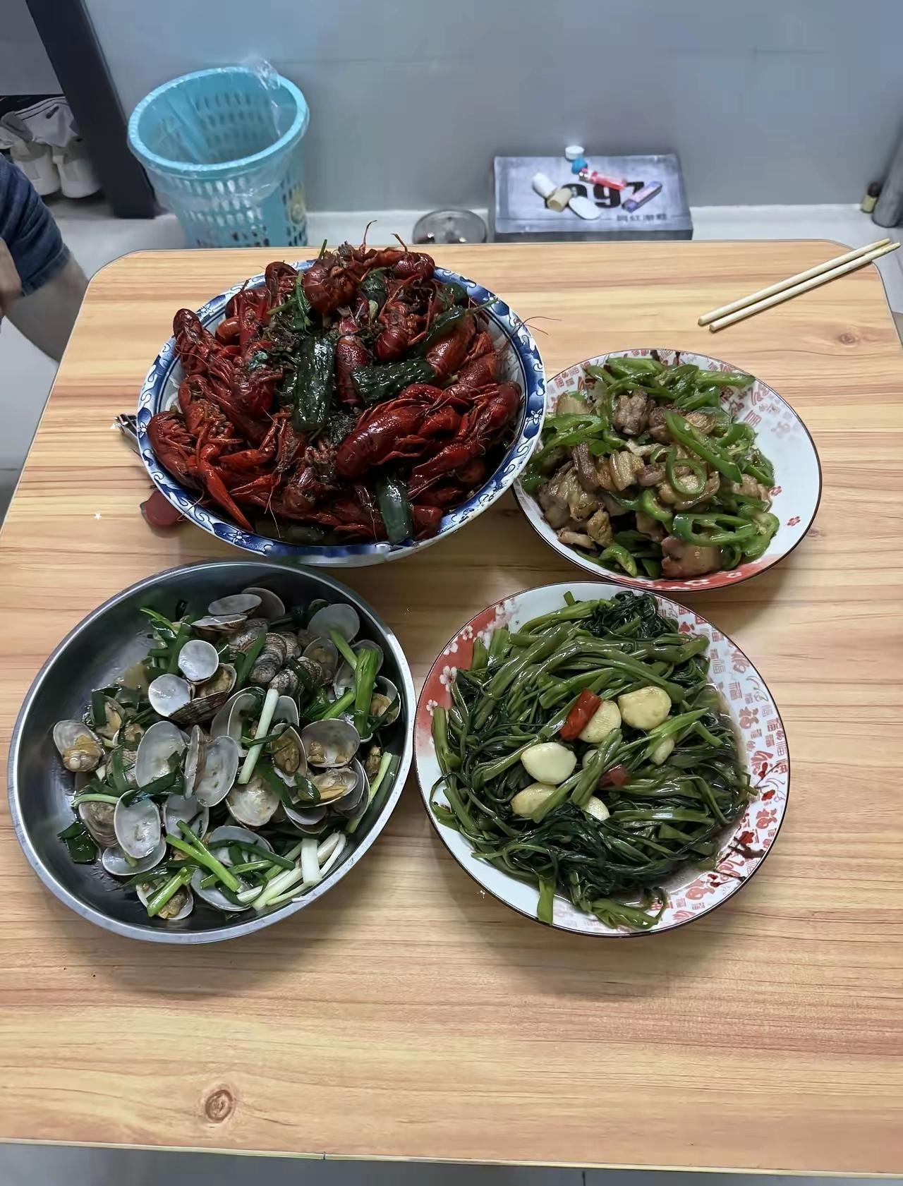 女儿和女婿星期天来我家吃饭，我炒了几个菜，女儿一口没吃，问我是不是不想让她们来，