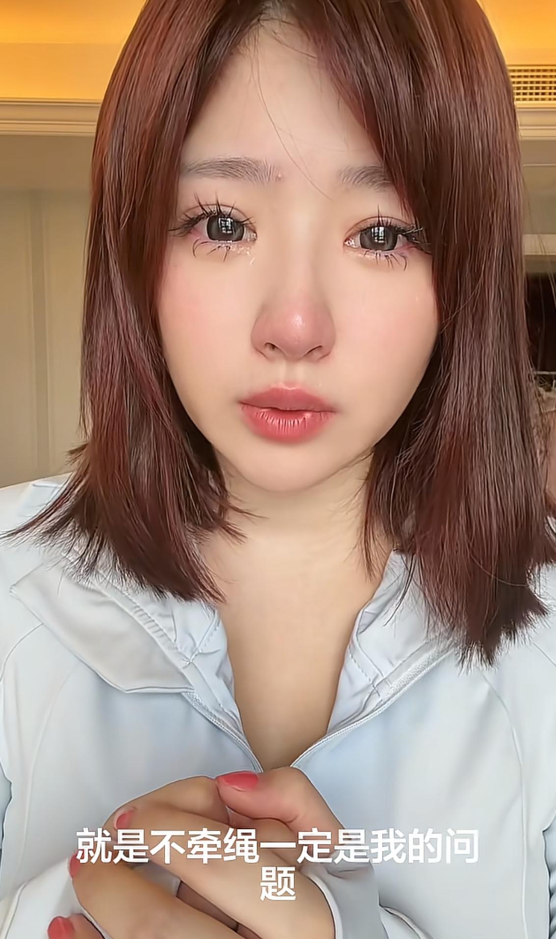黄一鸣这个人，真让人摸不着头脑。你说她凶吧，她在镜头前可温柔甜美了。你说