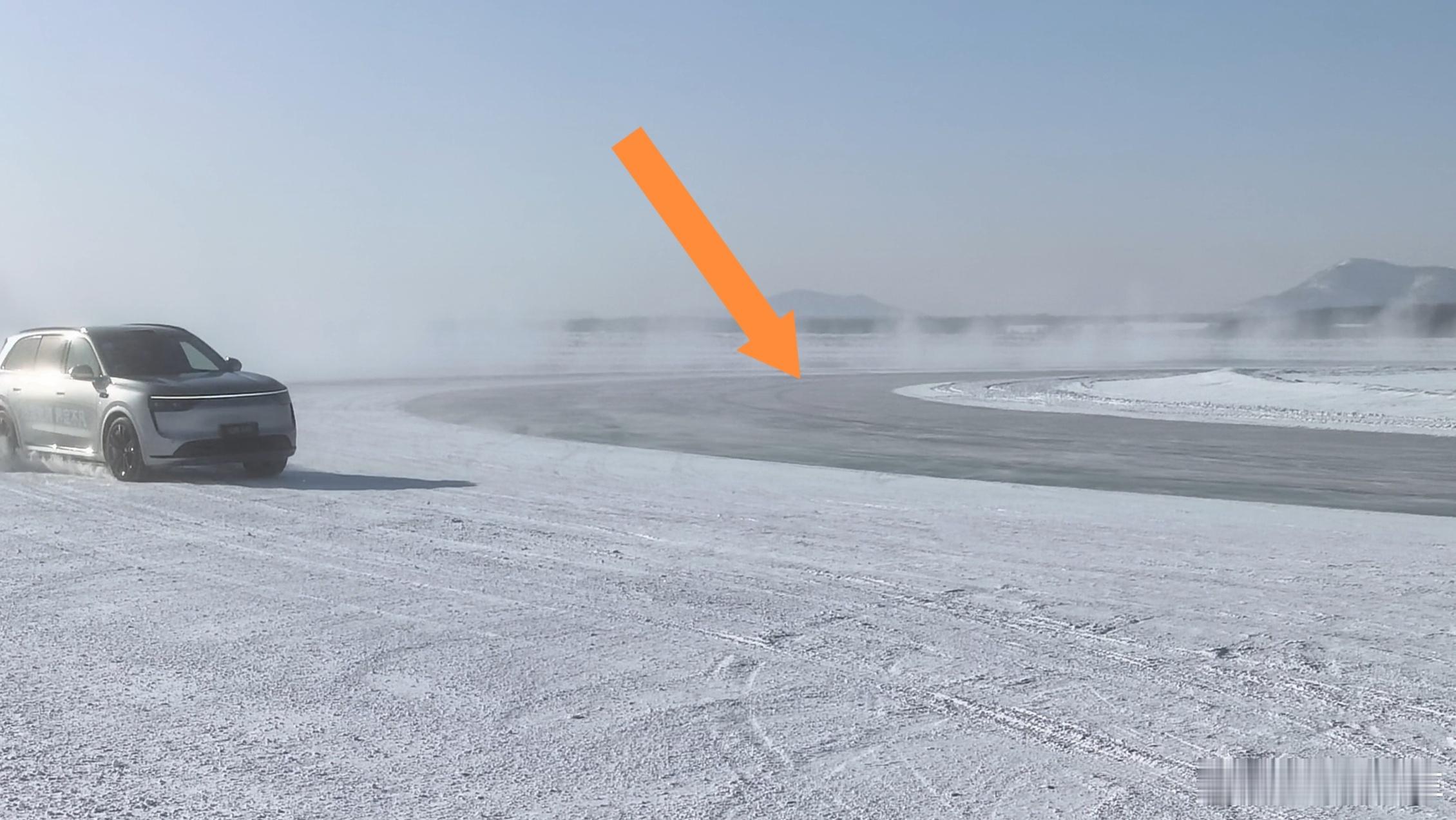 前两天在五大连池试验场，我甚至开问界M7尝试了直接在冰面上以40+的时速绕圆，稳