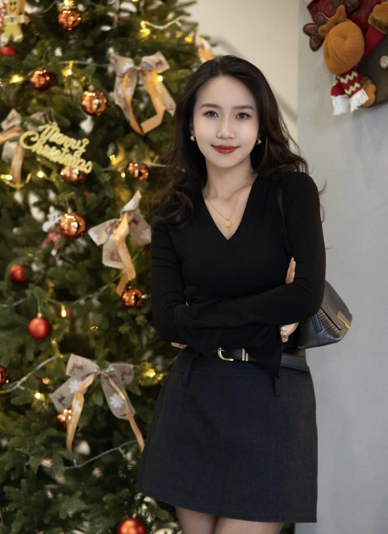 优雅黑裙，时尚楼梯，自信步伐